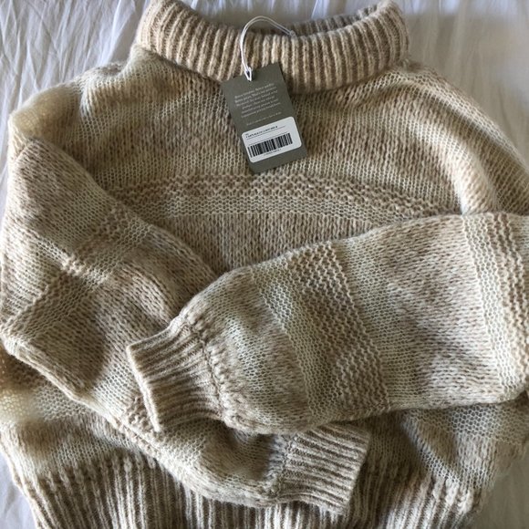 Everlane | Sweaters | Everlane Puff 
